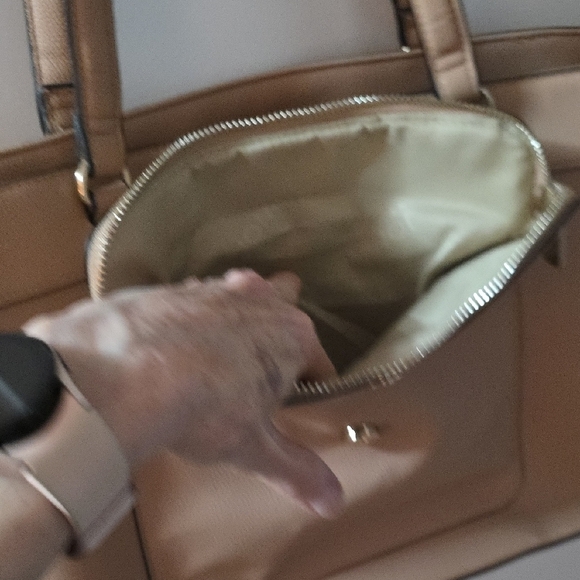 Jones‎ New York Tan Tote with Front Pocket - Picture 4 of 16